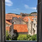 Dubravka Iza Roka *